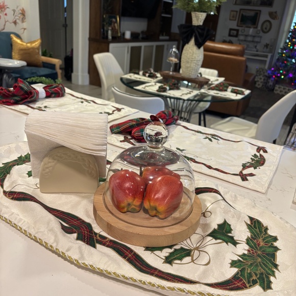 Lenox Split Holiday Burst 8 Placemat, 12 napkin rings , 8 napkins & oval runner - Picture 14 of 15
